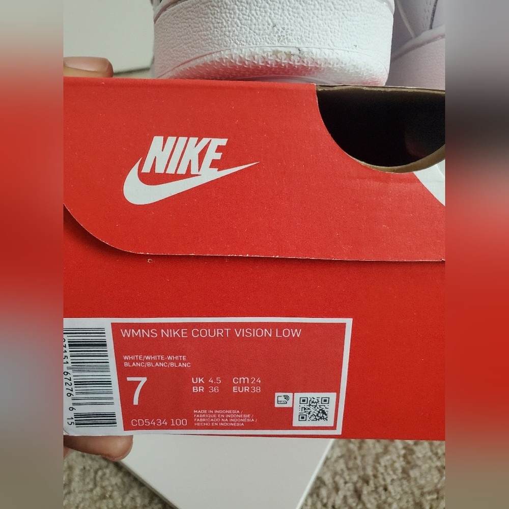 Womens White Nike - Picture 5 of 5
